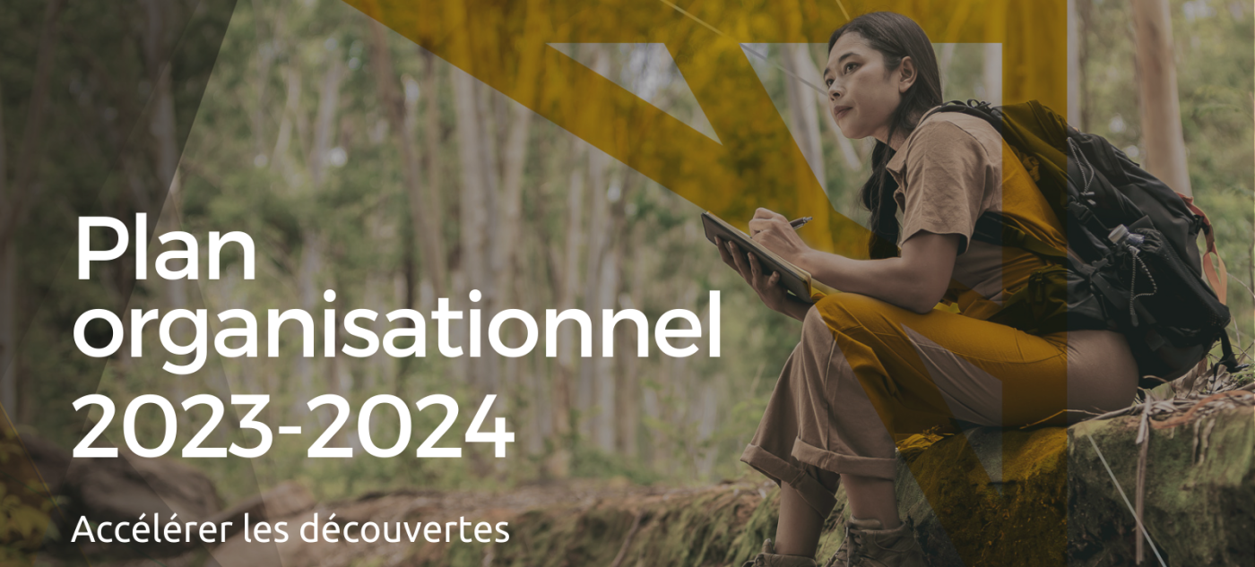 Une image d'une personne assise dans la forêt et prenant des notes accompagnée du texte « Plan organisationnel 2023-24. Accélérer les découvertes ».