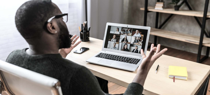 A person gestures with their hands while talking to nine other people during a virtual meeting. Une personne fait des gestes avec ses mains en discutant avec neuf autres personnes pendant une réunion virtuelle.